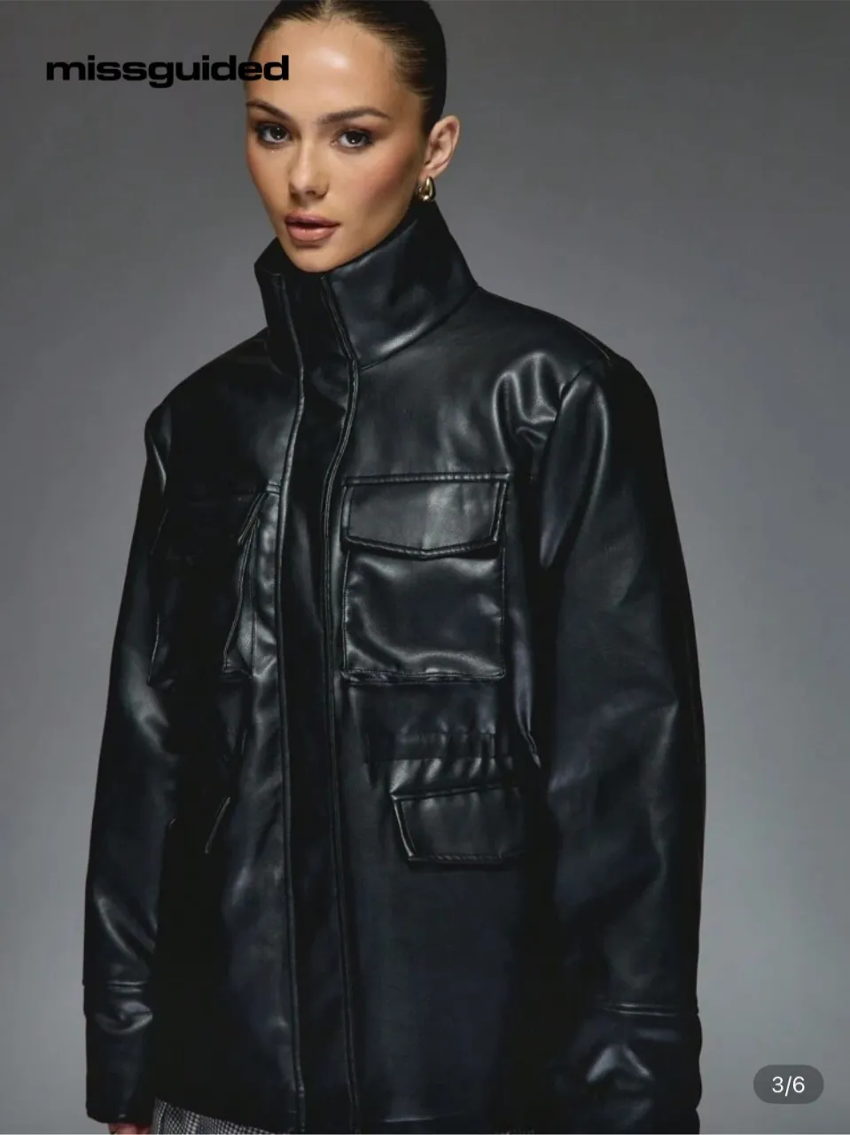 Campera de cuero sintético negra, estilo oversize, con cuello alto y bolsillos. Se regula en la cintura. NUEVA