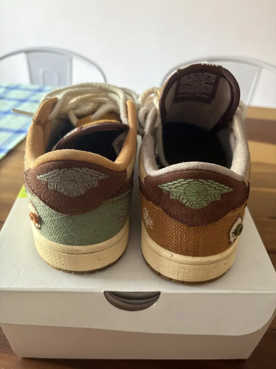 Zapatillas Air Jordan 1 Low SE "Inside Out" en tonos marrones y verdes, con detalles artesanales y diseño vintage. Ideales para un look casual y moderno.