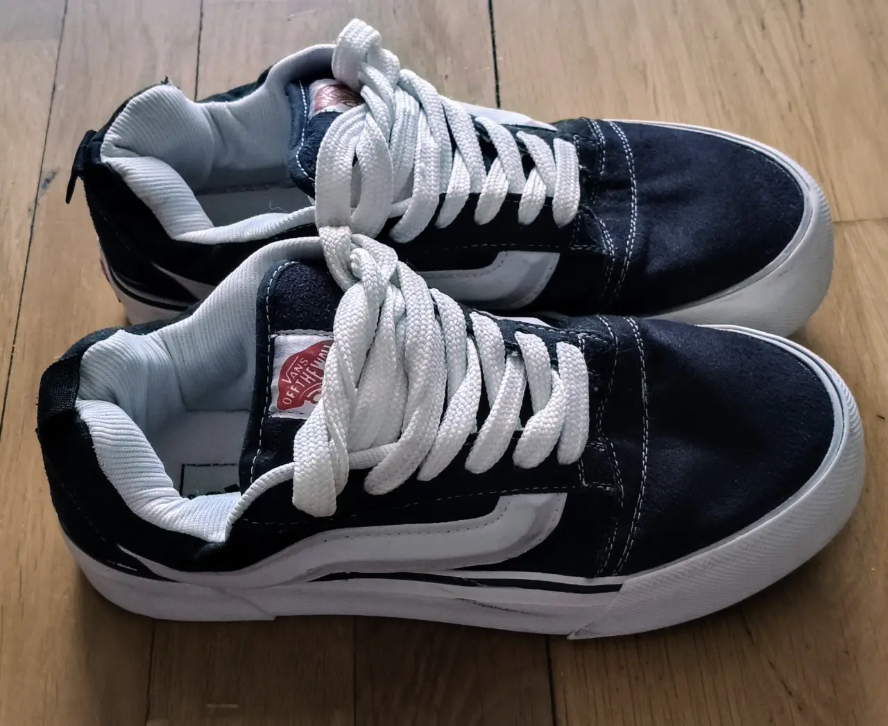 Zapatillas Vans Old Skool en color azul marino con detalles en blanco. Ideales para un look casual y urbano. Perfectas para combinar con cualquier outfit.