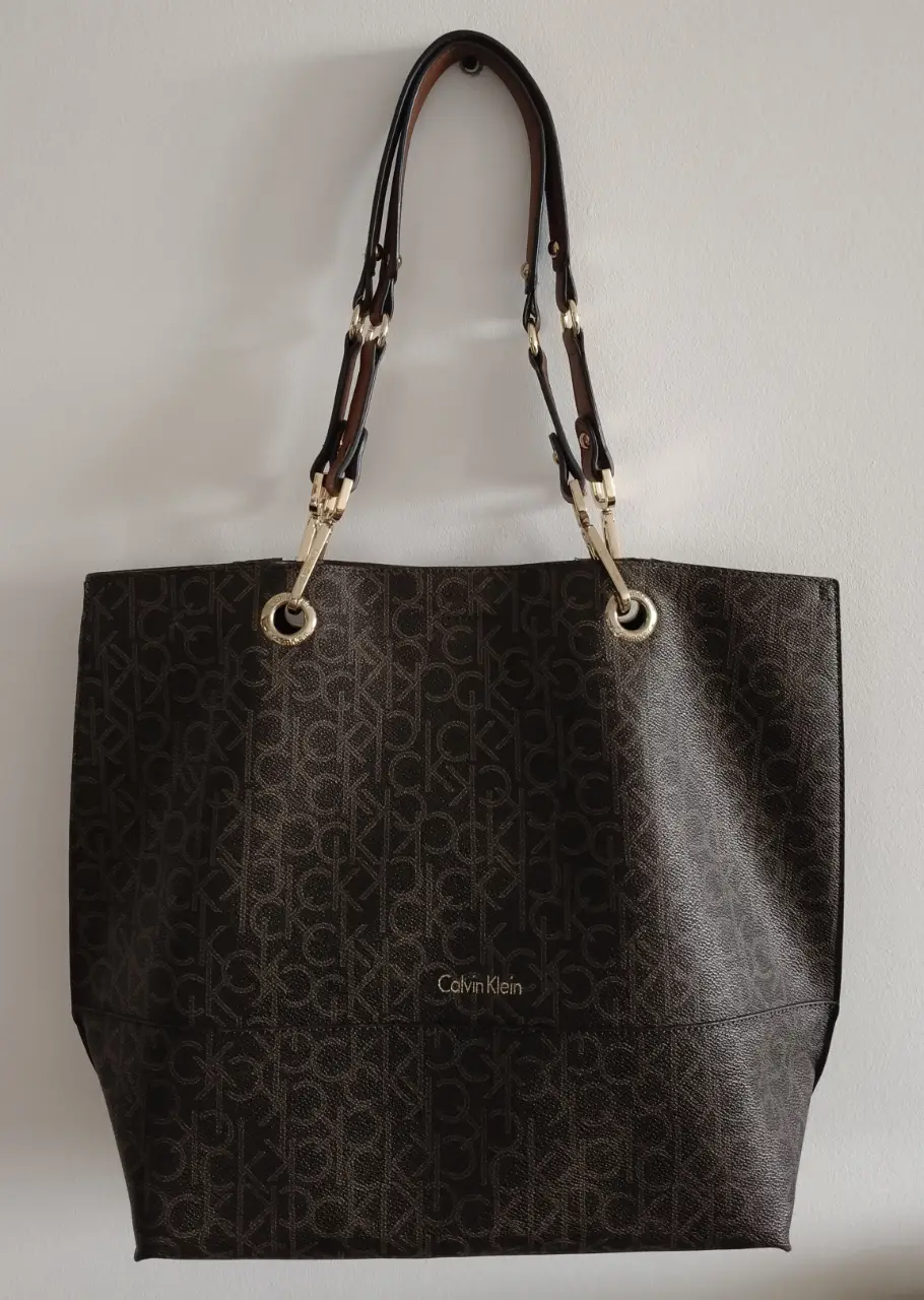 Bolso tote de Calvin Klein con estampado del logo de la marca en color marrón. Ideal para llevar todo lo que necesitas con estilo.