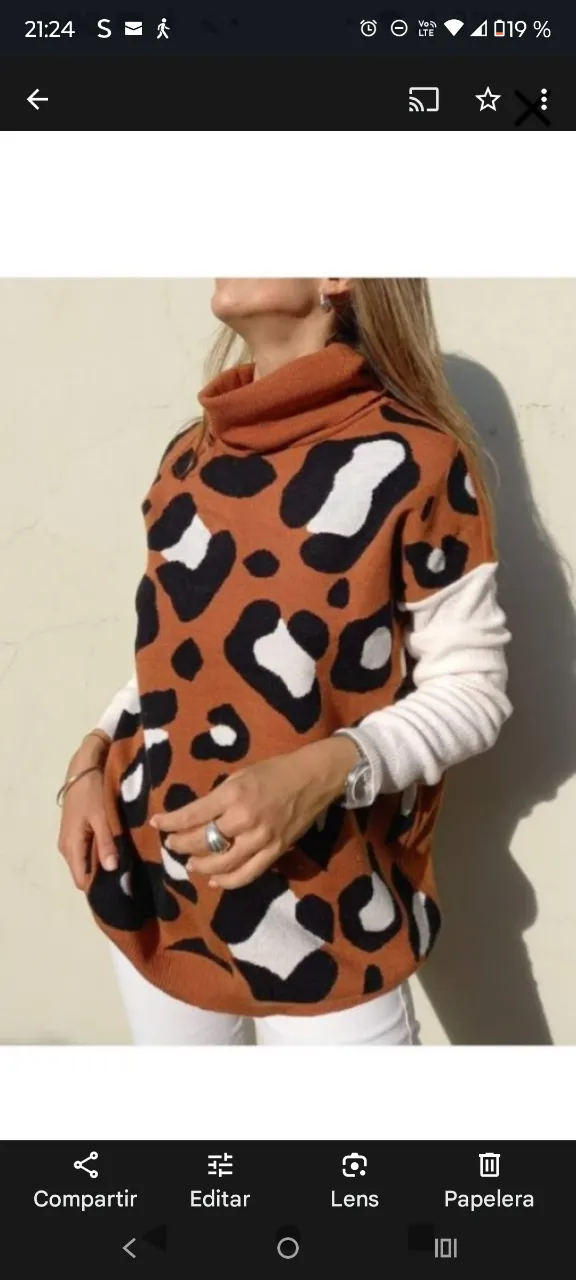 Sweater de mujer con cuello alto y estampado de leopardo. Ideal para un look casual y canchero. Combina comodidad y estilo para el invierno.
