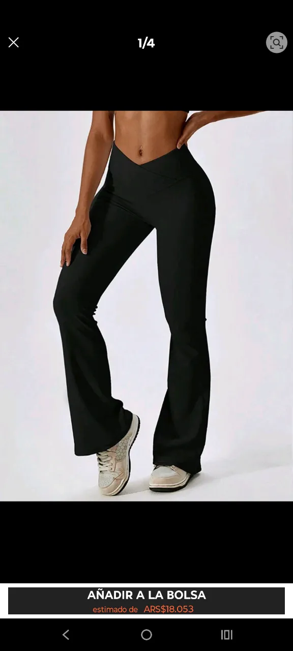 Pantalón negro de mujer, estilo campana, ideal para un look moderno y cómodo. Perfecto para combinar con tops y zapatillas.
