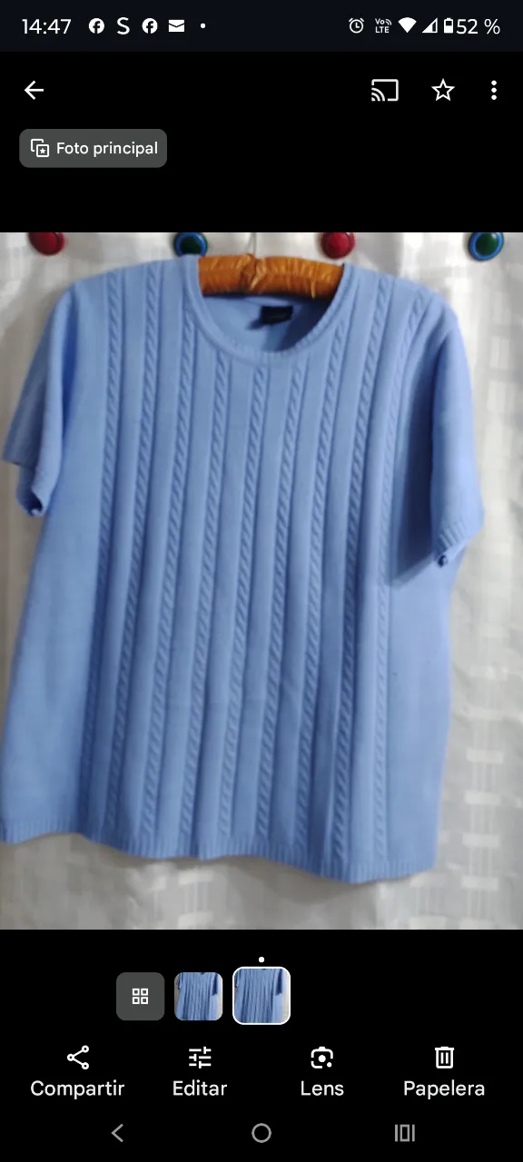 Sweater de punto celeste con diseño de trenzas verticales. Cuello redondo y mangas cortas. Ideal para un look casual y cómodo.
