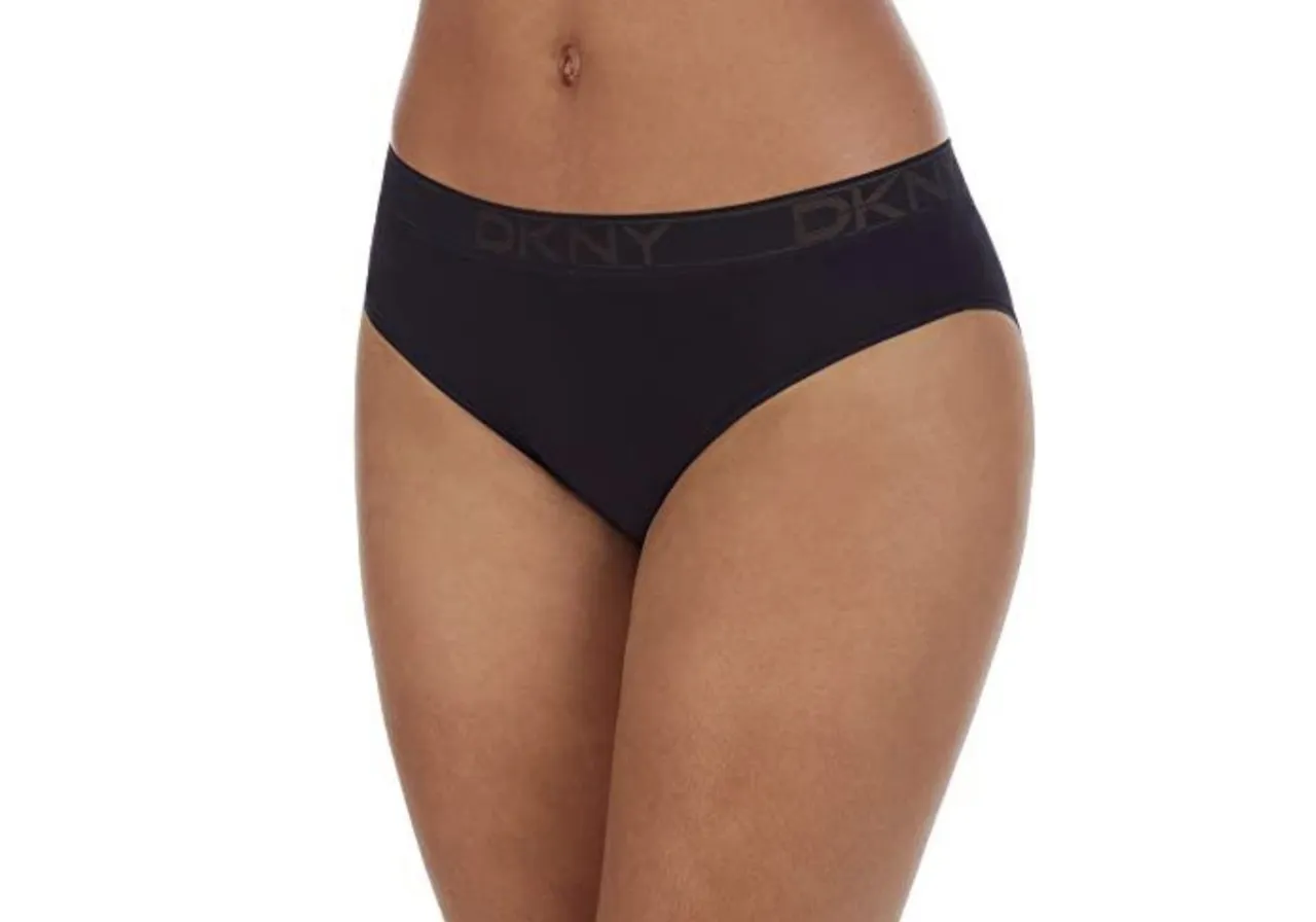 Bombacha de nylon y spandex negra, tiro alto, con elástico en la cintura con el logo de la marca. Súper cómoda y canchera. xl/48.