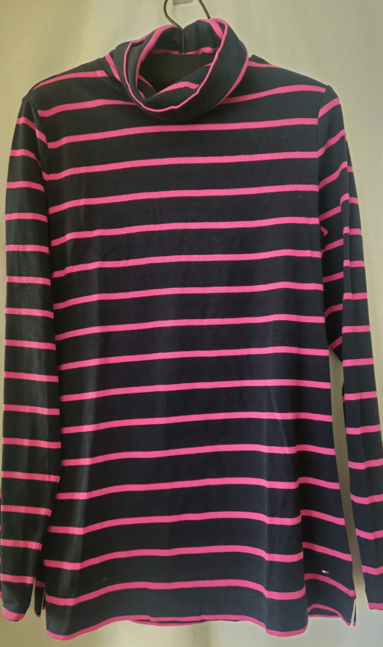 Polera  de manga larga con cuello alto y rayas horizontales en color negro y rosa. De la marca Tommy Hilfiger, ideal para un look casual y abrigado.
