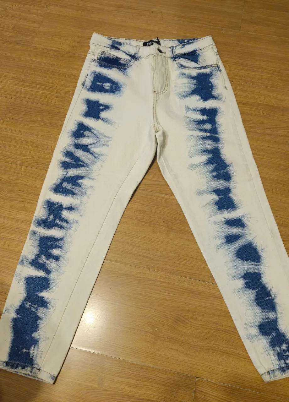 Jeans rectos de mujer con diseño tie dye en color azul y blanco. Tiro medio. Ideal para un look casual y moderno.