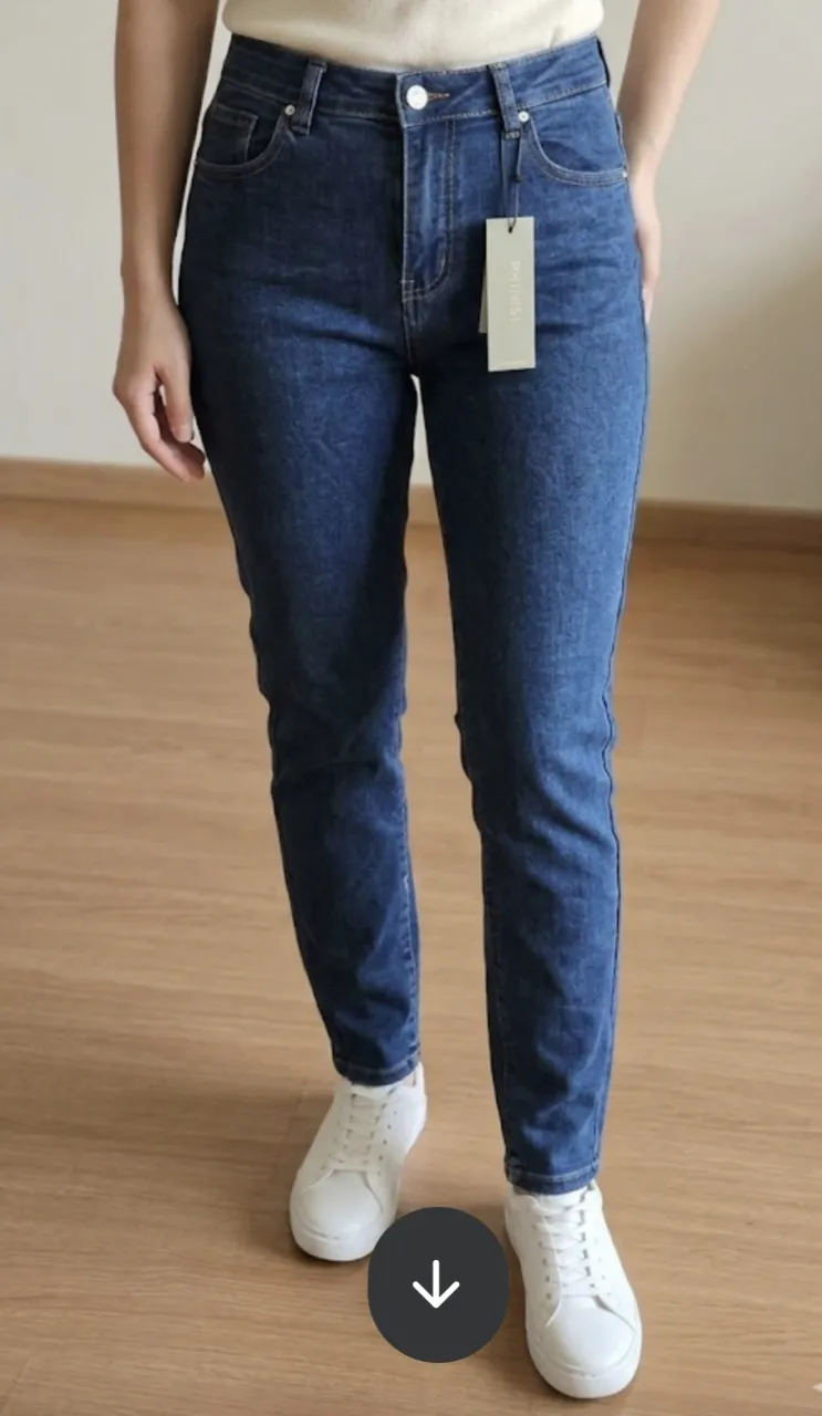 Jeans tiro alto, corte recto, color azul oscuro. Ideales para un look casual y moderno. Combinan perfecto con zapatillas o botitas.