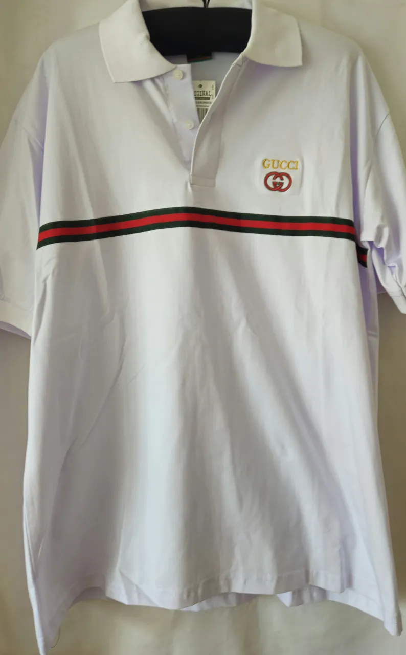 Remera polo blanca de hombre con detalles en rojo y verde. Logo Gucci bordado en el pecho. Ideal para un look casual y deportivo. Medida de sisa a sisa 56 cm.