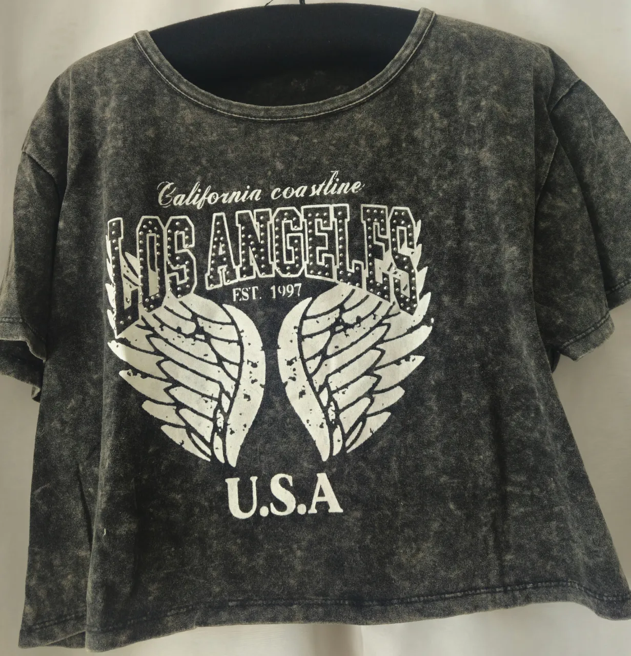 Remera crop de algodón con estampado de Los Angeles, California. Diseño con alas y tipografía vintage. Ideal para un look casual y urbano.