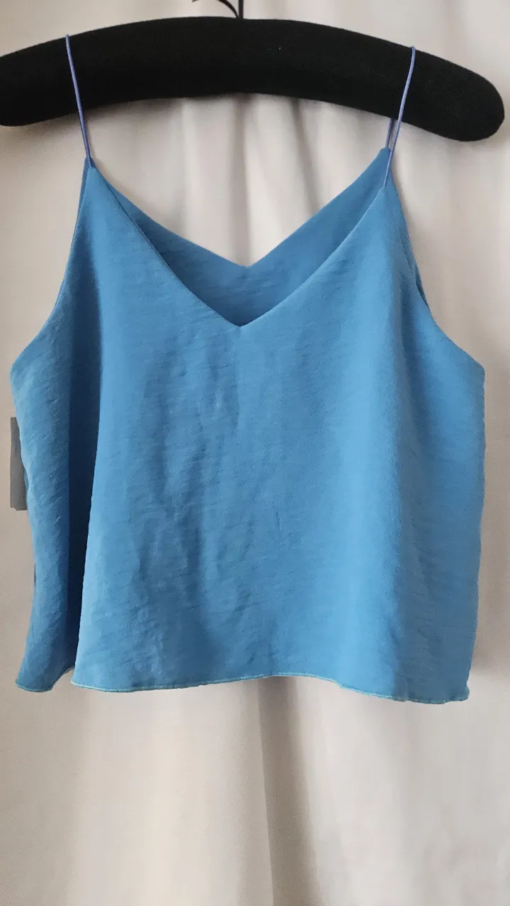 Top de mujer azul, con breteles finos y escote en V. Ideal para combinar con jeans o faldas.