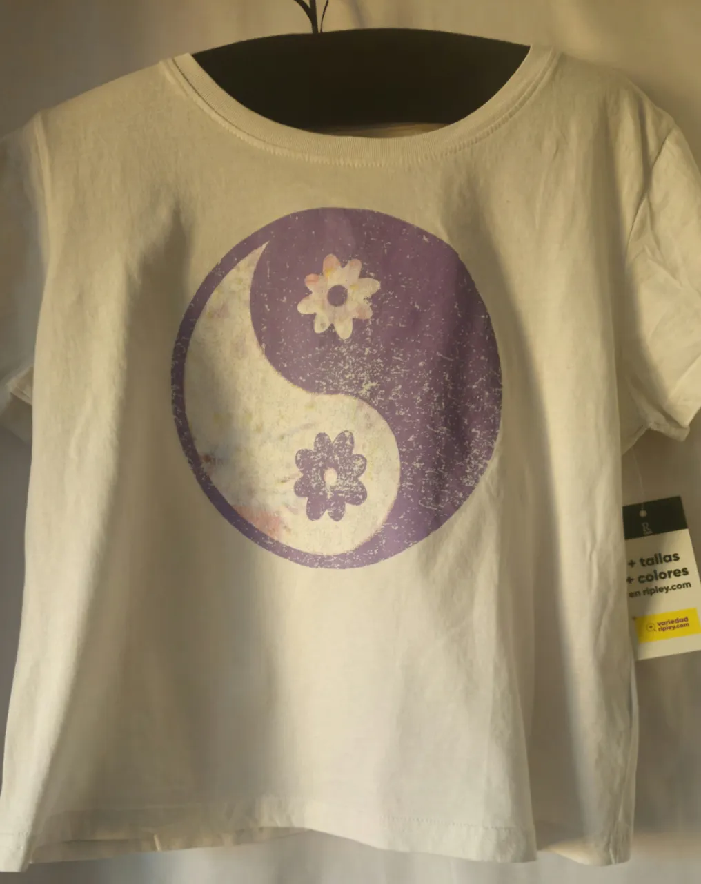 Remera blanca de algodón con estampado de Yin Yang en color violeta. Talle XL, ideal para un look casual y relajado. Medida de sisa a sisa  44cm.