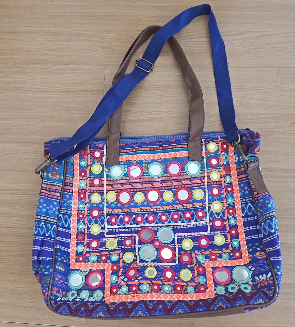 Bolso de playa artesanal con diseño bohemio y espejos. Amplio y resistente, ideal para llevar todo lo necesario a la playa o pileta. Detalles bordados y colores vibrantes. Medida 50*38*12 cm.