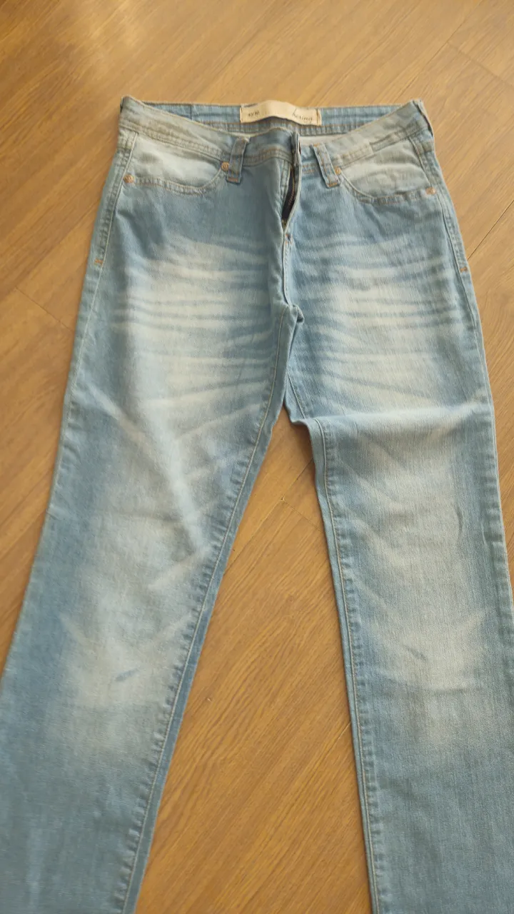 Jeans rectos de hombre, color azul claro, con cierre y bolsillos. Marca Hering.