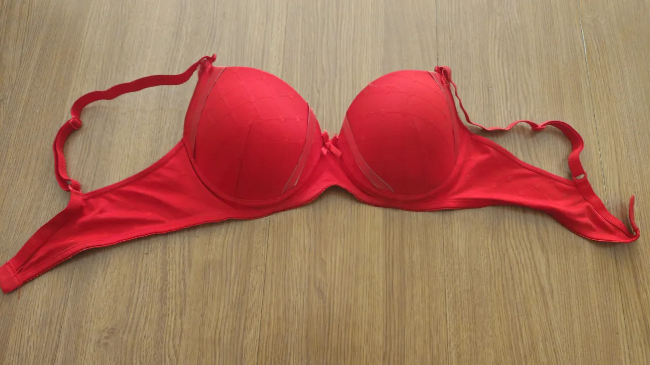 Corpiño rojo con detalles de encaje y moño. Ideal para realzar tu figura y sentirte cómoda. Natural 105