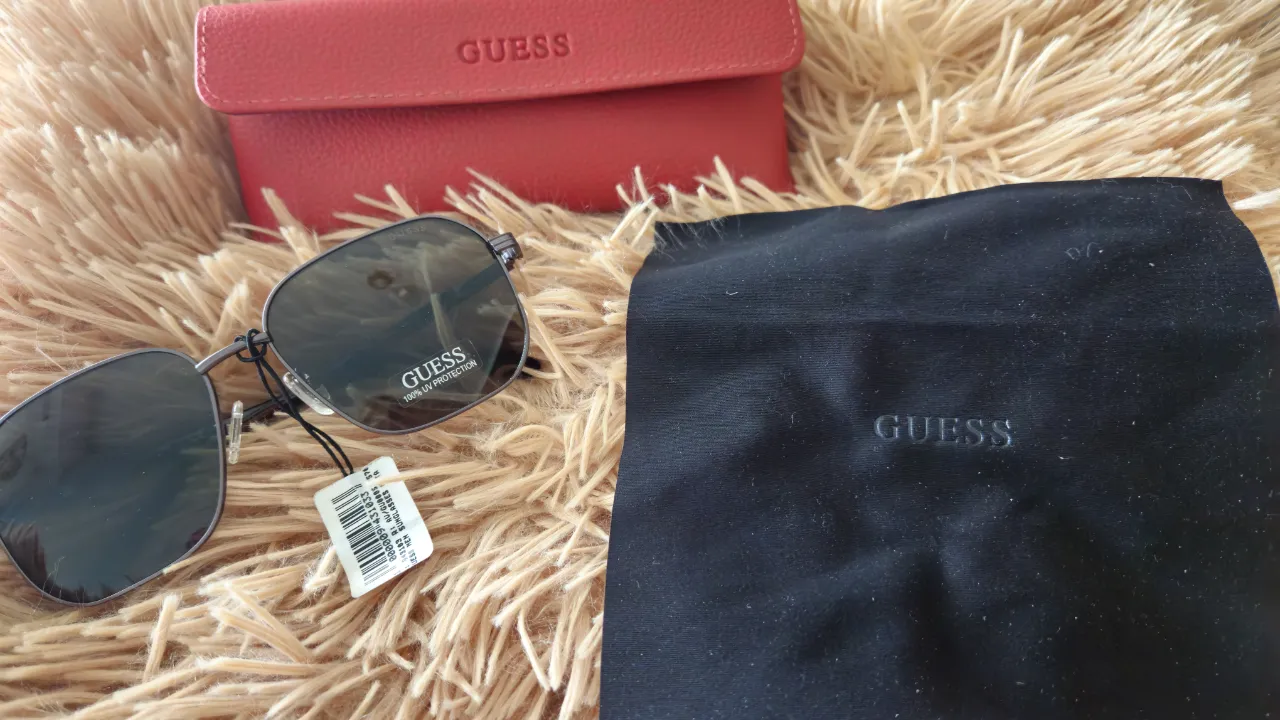 Anteojos de sol Guess, con estuche y paño de limpieza. Protección UV 100%.