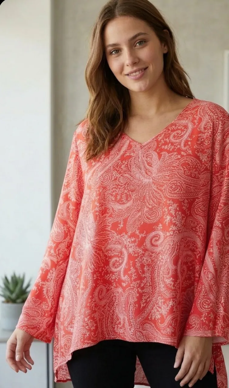 Blusa roja con estampa paisley en blanco. Escote en V y mangas largas. Talle 44.