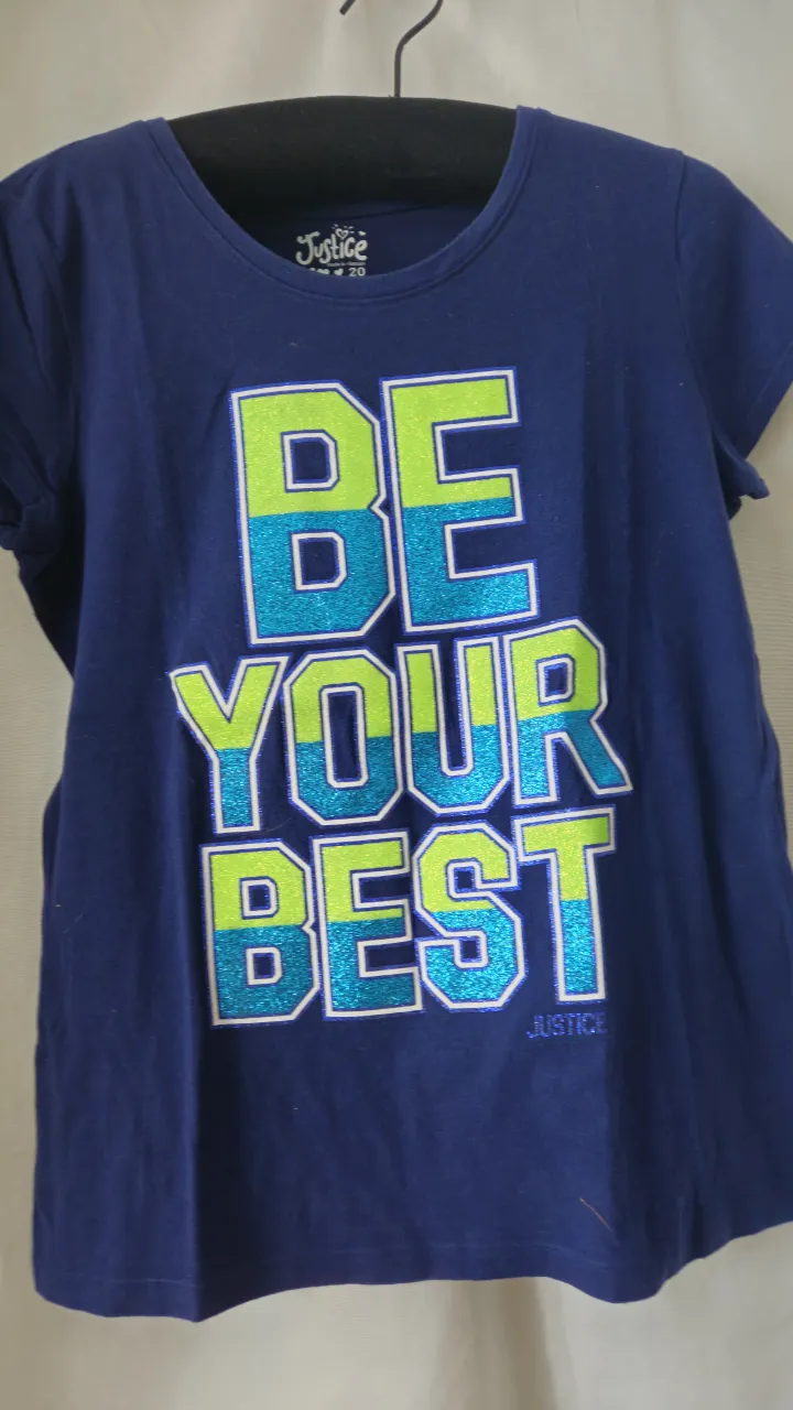 Remera de manga corta para niña, con estampado "BE YOUR BEST" en colores verde y azul. Ideal para un look casual y cómodo.