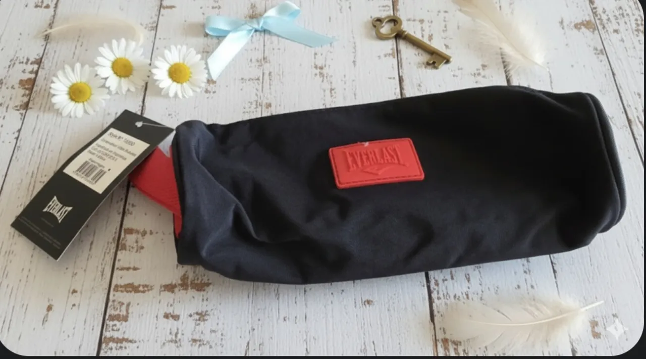 Neceser negro con logo de Everlast en rojo. Cierre superior rojo.