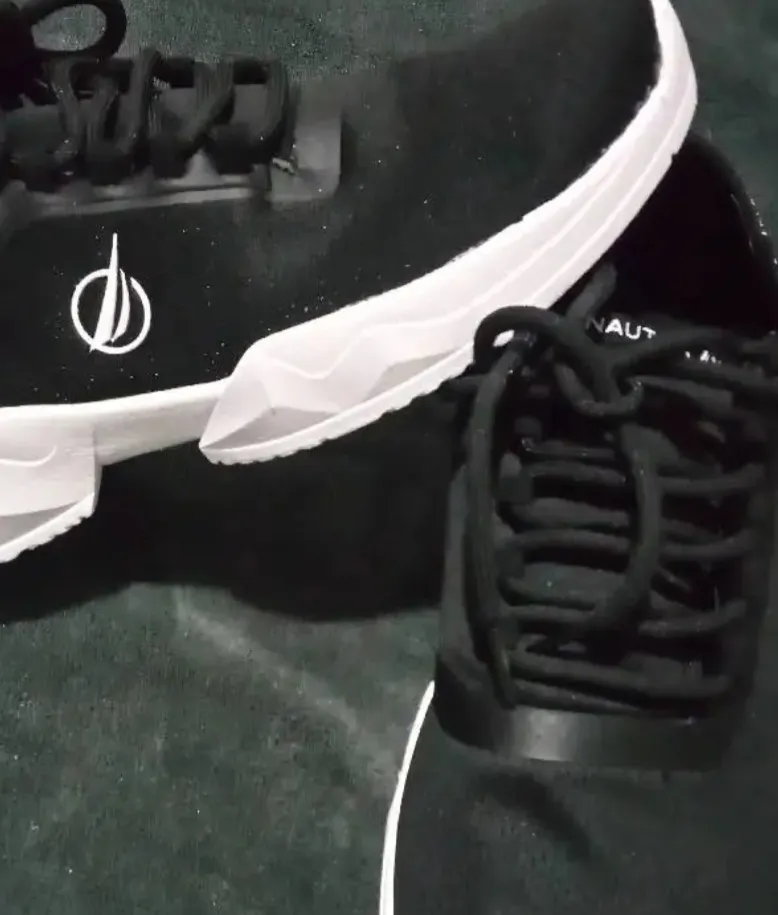Zapatillas Nautica negras con detalles blancos. Ideales para uso diario y actividades deportivas.