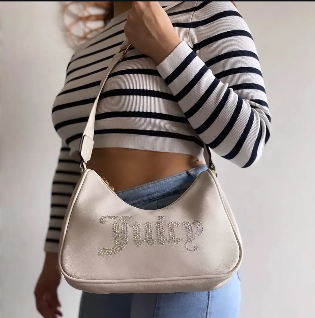 Cartera Juicy Couture baguette, color beige con detalles de strass en el logo. Ideal para un look Y2K. Medida 27*20*8 cm.
