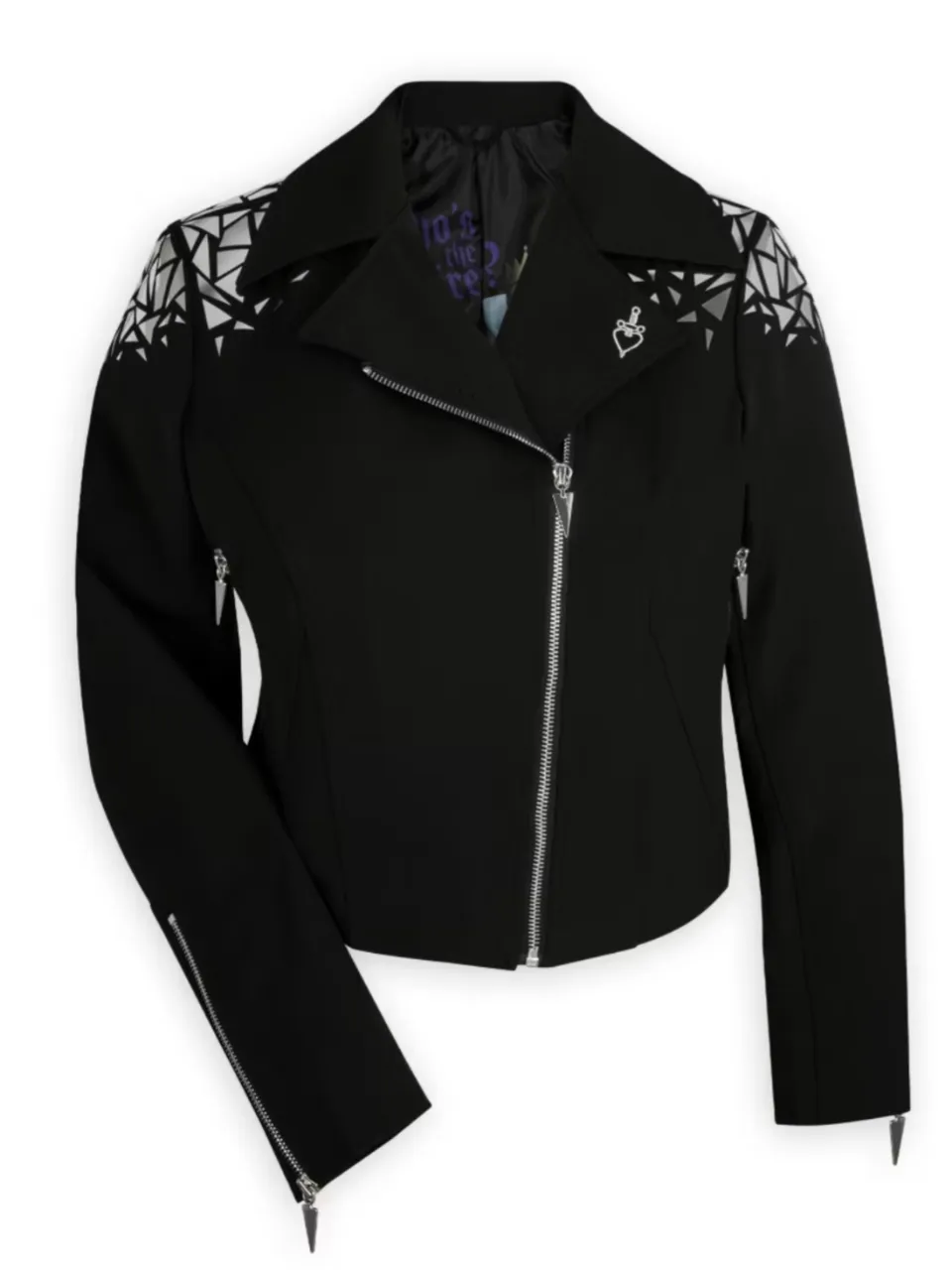 Campera negra estilo biker con detalles plateados geométricos en los hombros. Posee cierre metálico al frente y en los puños. El forro interior tiene una estampa de la Reina Malvada de Blancanieves con la frase "Who's the Fairest?".