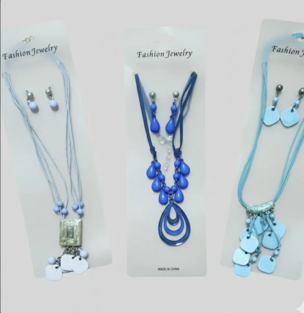 Conjunto de collar y aros de bijouterie, ideal para darle un toque de color a tus outfits. Vienen en distintos tonos de azul y celeste, perfectos para el verano o para darle vida a un look más casual. Son el accesorio ideal para complementar tu estilo. Set * 3 .