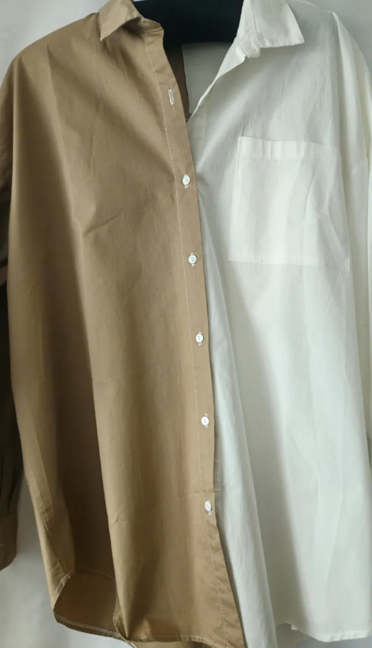 Camisa de mujer con diseño bicolor, mitad marrón y mitad blanca. Ideal para un look moderno y versátil.Sisa a sisa 48 cm, largo 80 cm.