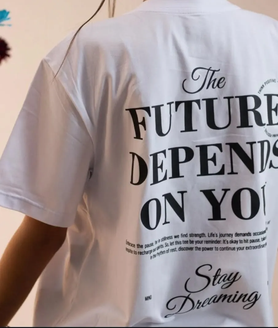 Remera de manga corta blanca con estampado en la espalda. Ideal para un look casual y cómodo. Perfecta para combinar con jeans o shorts.