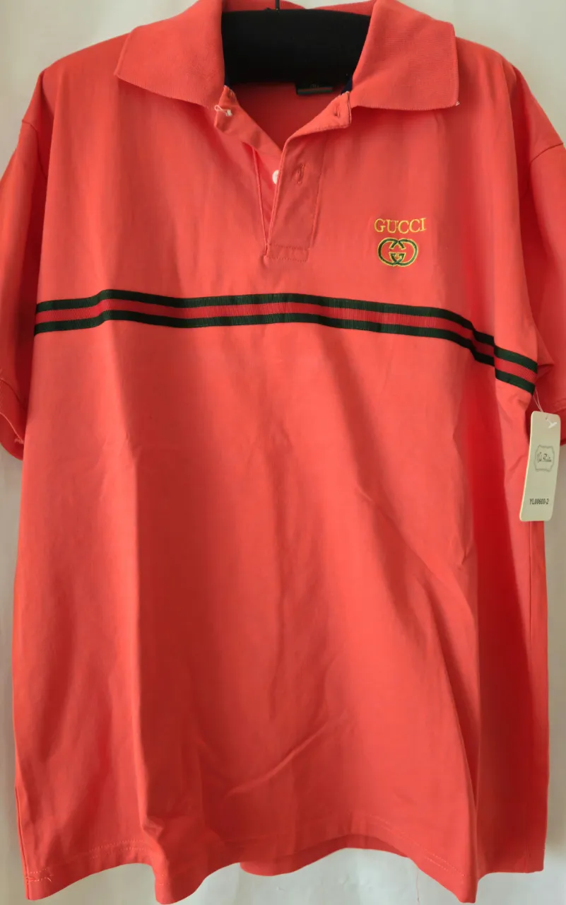 Remera polo coral con detalles en verde oscuro y logo bordado de la marca. Ideal para un look casual y con estilo. Sisa a sisa 54 cm.