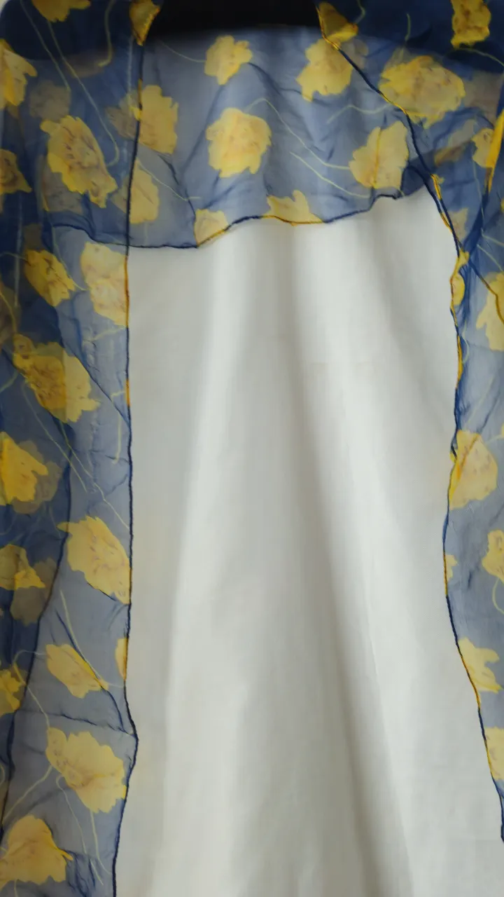 Pañuelo de gasa azul con estampado floral amarillo. Ideal para eventos especiales o para darle un toque bohemio a tu look. 175 cm*35 cm.