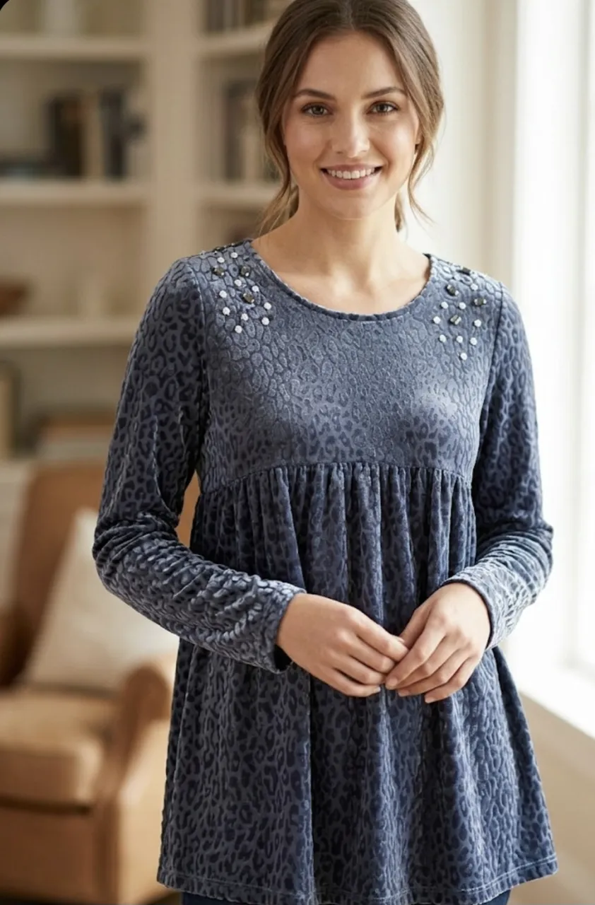 Remera de manga larga con estampa animal print de leopardo en relieve. Posee detalles de pedrería y tachas en la zona del cuello. El corte es suelto con frunces en la cintura.Medida de sisa a sisa 44 cm, largo 65 cm.