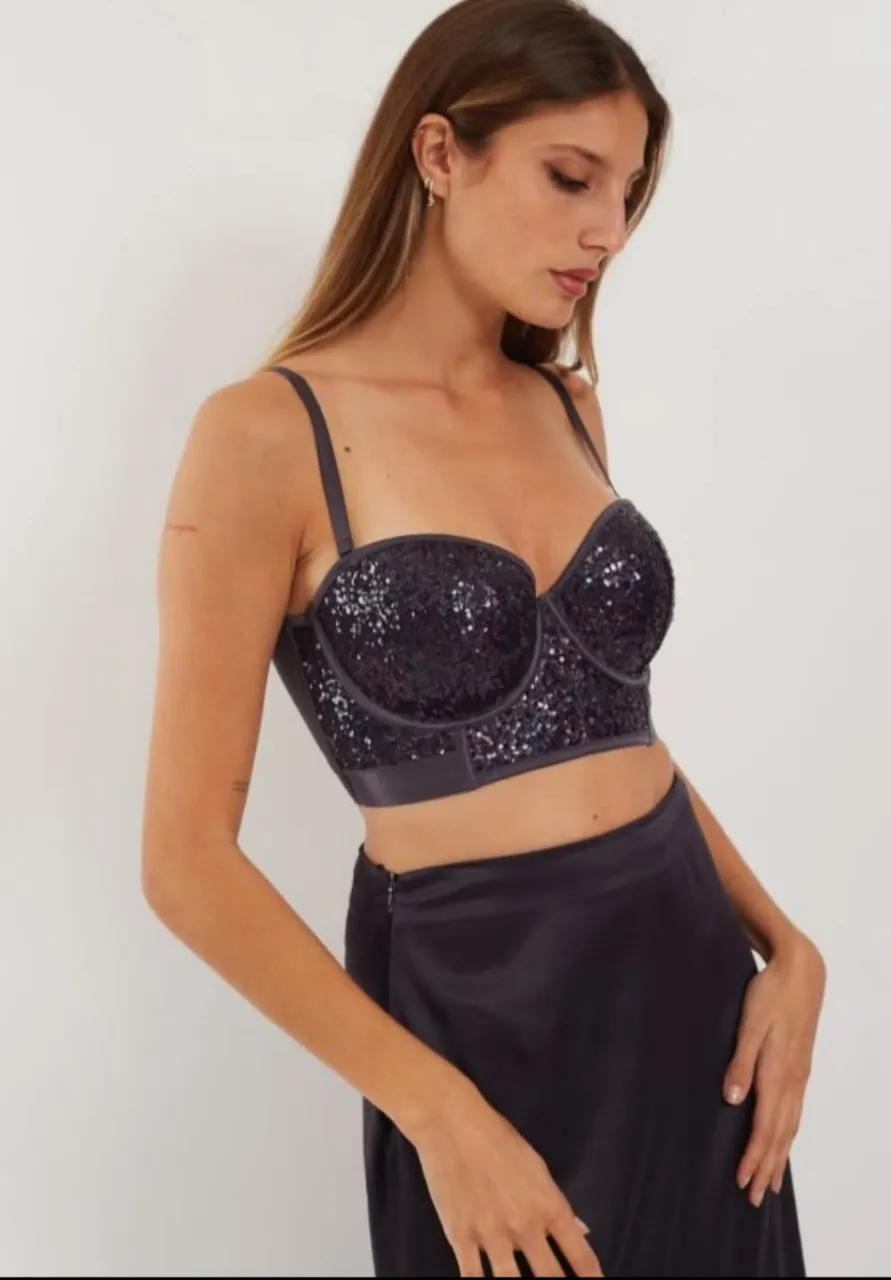 Top bustier con lentejuelas en color gris oscuro. Ideal para fiestas y eventos especiales. Un básico para tu guardarropa. 38 c.