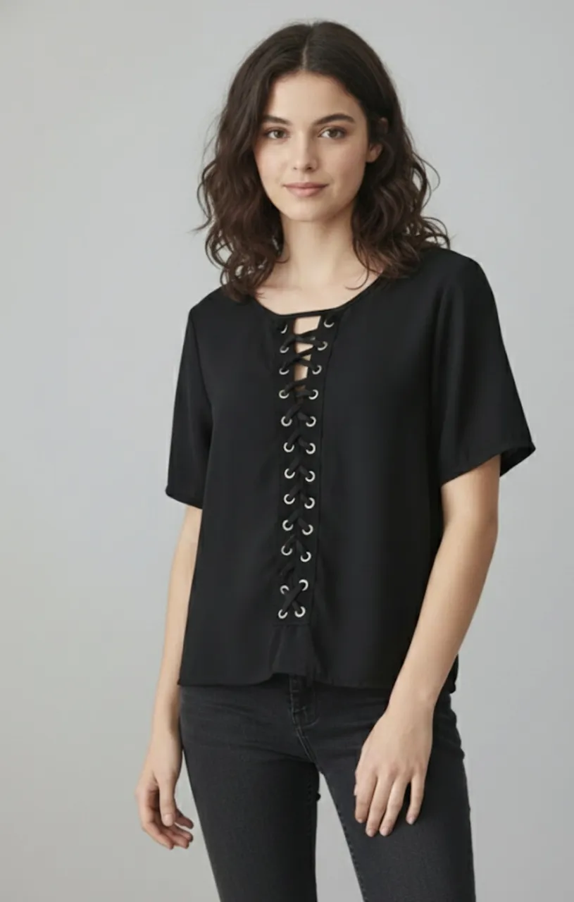 Remera negra con escote en V y cordones. Manga corta. Ideal para un look casual o para salir.