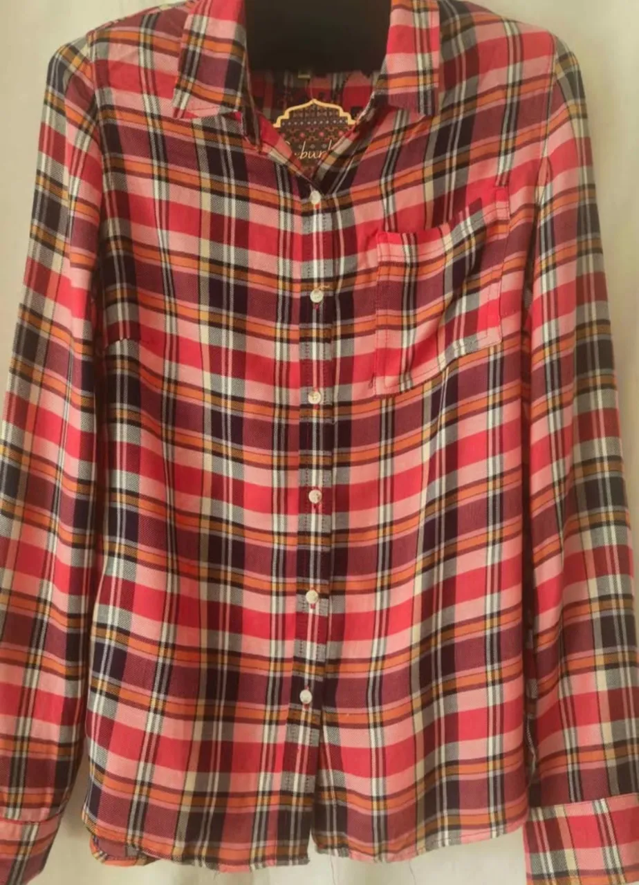 Camisa a cuadros roja y negra con bordado en la espalda. Ideal para un look casual y canchero.