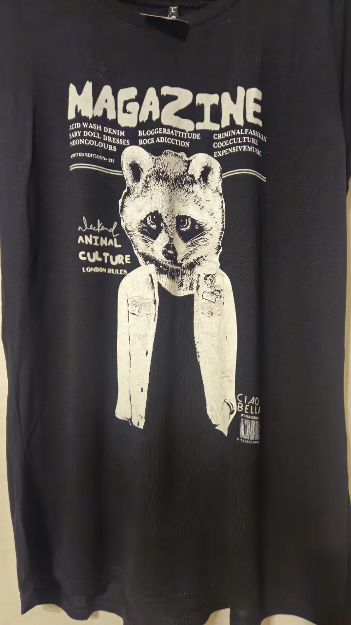 Remera negra de algodón con estampado de un mapache con chaqueta blanca y la palabra "Magazine" en la parte superior. Estilo rocker y vintage.