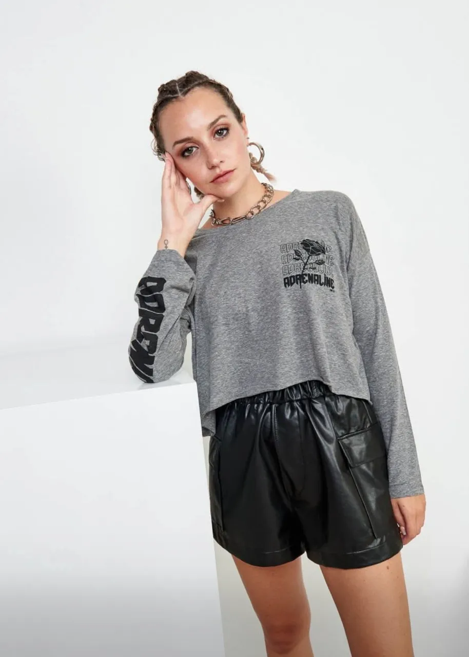 Remera gris de manga larga con estampa de rosa y texto "ADRENALINE" en el frente y en las mangas.