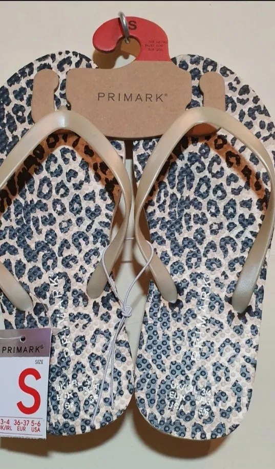 Ojotas Primark con estampado de leopardo en tonos beige y negro. Talle S. Ideales para la playa o el verano. 34/35.
