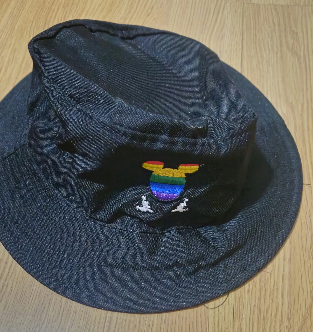 Sombrero bucket negro con diseño de Mickey Mouse con los colores del arcoíris. Ideal para un look casual y con onda.
