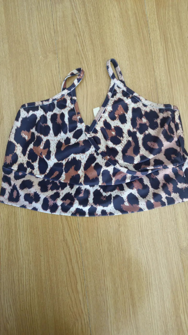 Top de mujer con estampado de leopardo. Diseño con tirantes finos y escote en V. Ideal para un look casual y moderno.