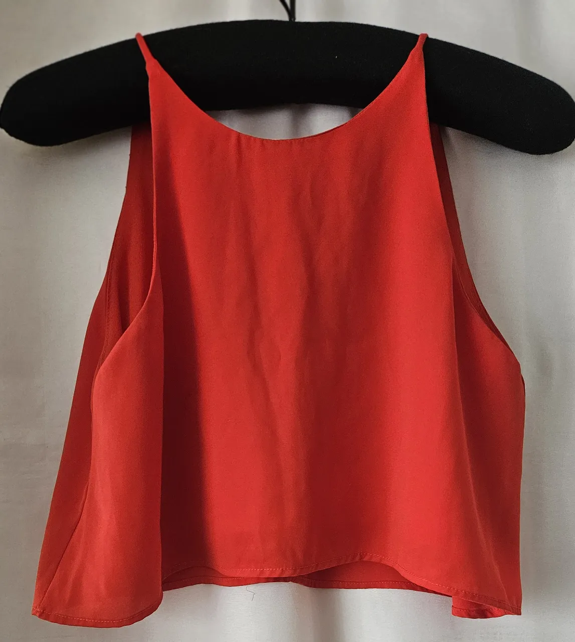 Top rojo con diseño halter, ideal para un look fresco y moderno. Perfecto para combinar con jeans o faldas.