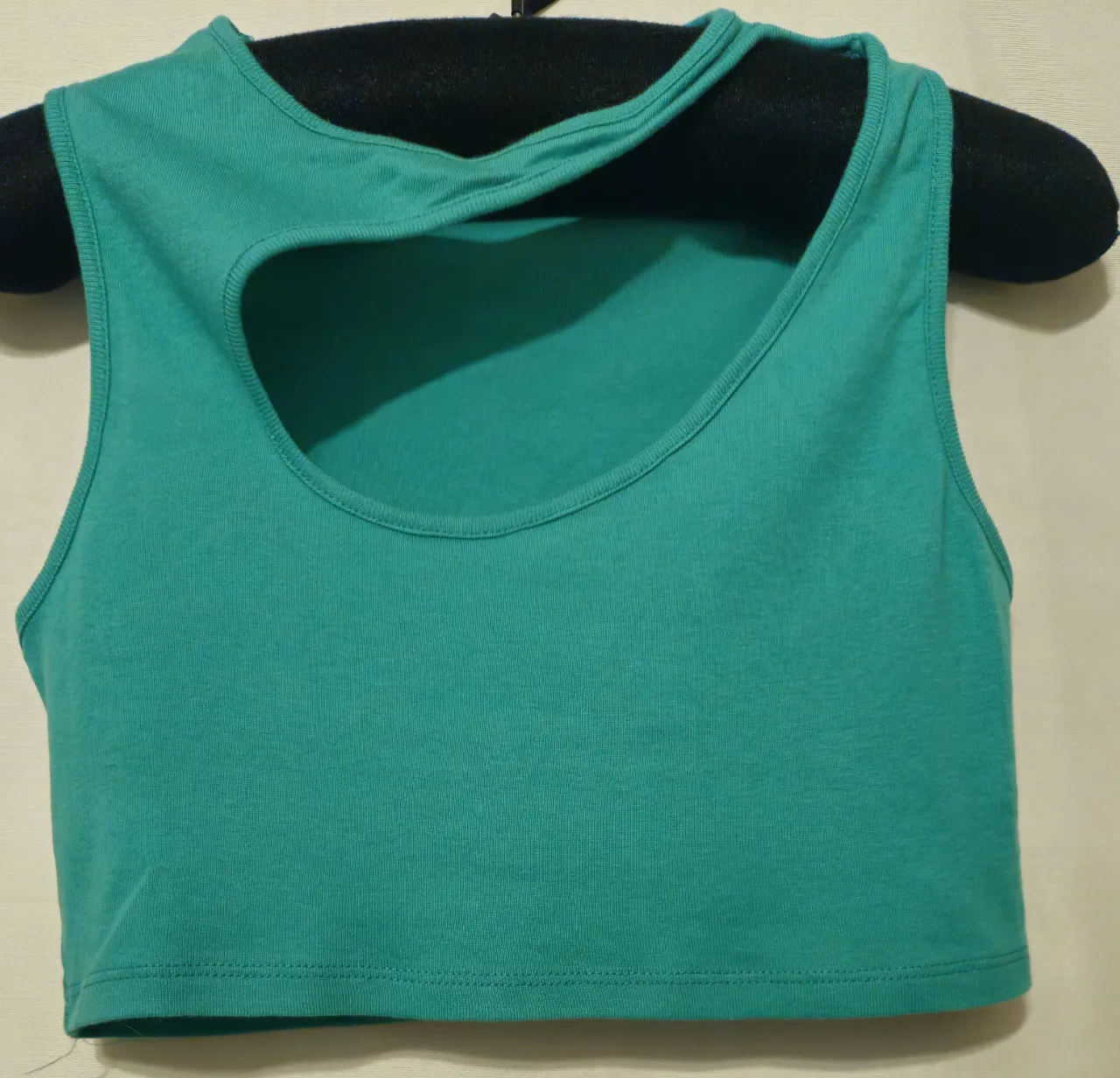 Top deportivo verde con abertura en la espalda. Ideal para entrenar o para un look casual.
