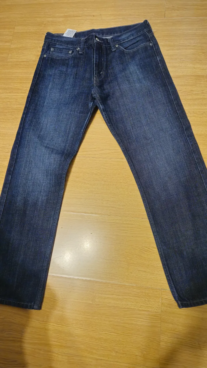 Jeans Levi's 504, corte recto, talle 32x30, azul oscuro, ideal para un look casual y versátil.