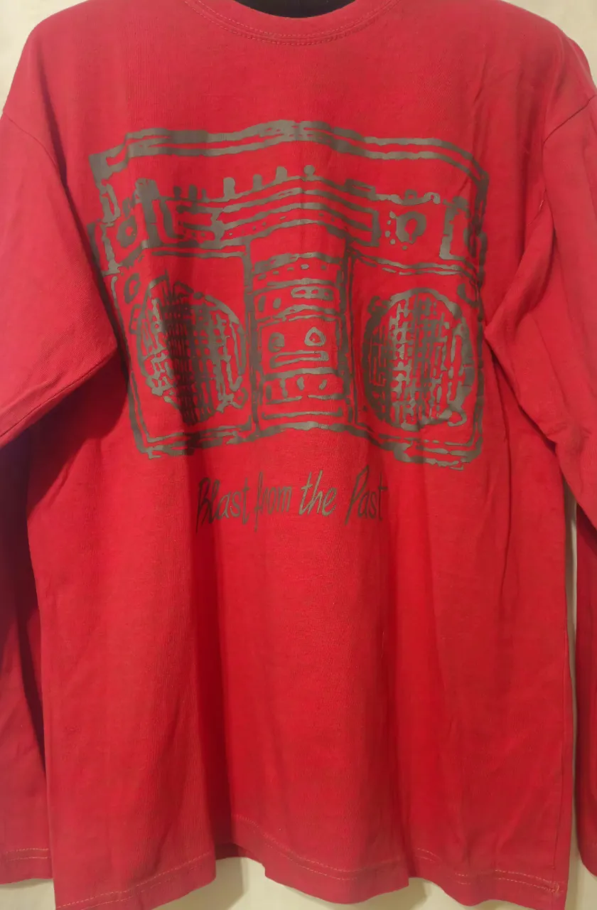 Remera manga larga roja con estampado retro de radio en color gris. Ideal para un look vintage y urbano.