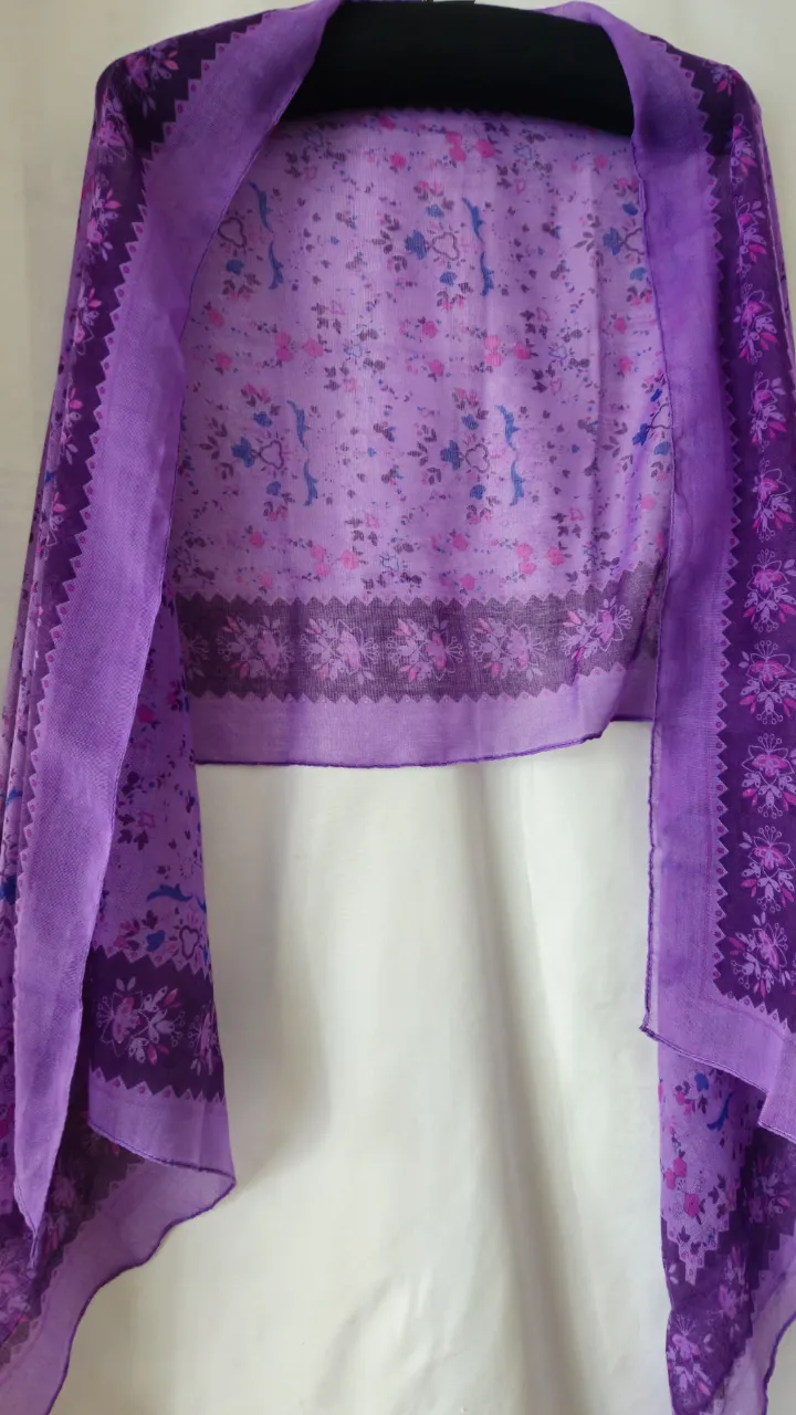 Pañuelo de seda violeta con estampado floral. Ideal para complementar cualquier look con un toque de color y elegancia. 162*60 cm.