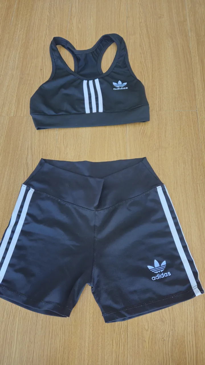 Conjunto deportivo Adidas para mujer, top con tirantes y shorts con las tres tiras características de la marca. Ideal para entrenar o para un look casual. No original 