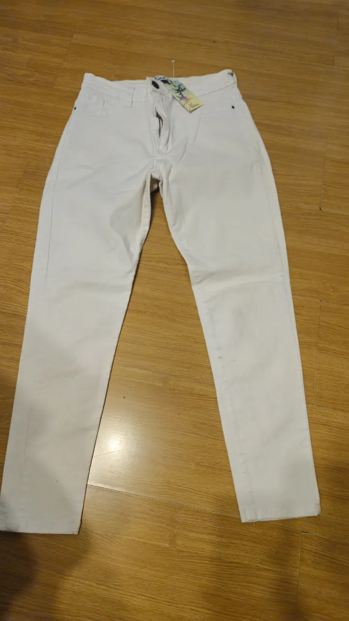 Pantalón de jean blanco, corte recto, con etiqueta de la marca Sybilla. Talle 46/30.