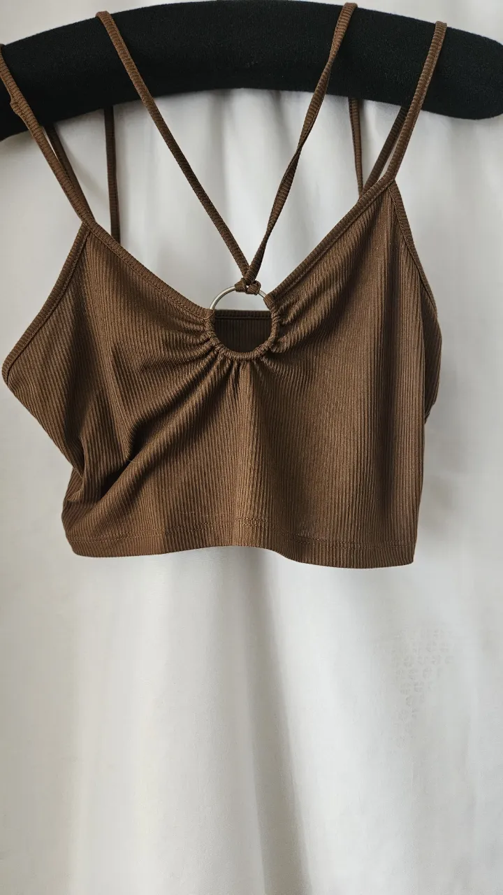 Top de mujer color marrón con detalle de aro en el centro. Ideal para un look casual y moderno.