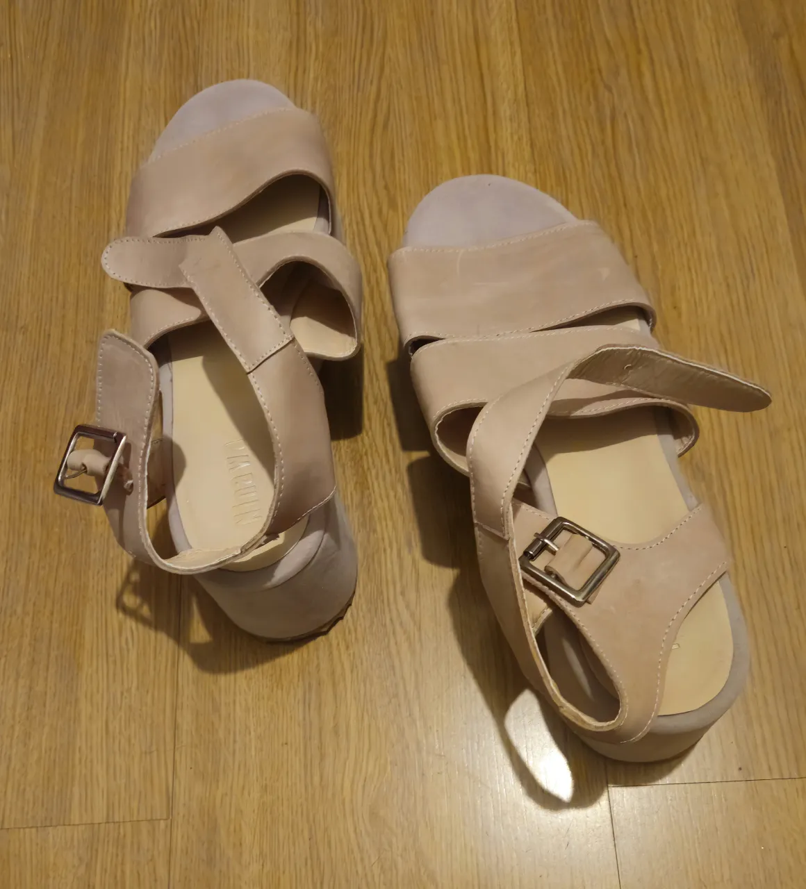 Sandalias Ninawa color rosa nude con plataforma. Tiras anchas y hebilla dorada. Ideales para un look casual y cómodo.