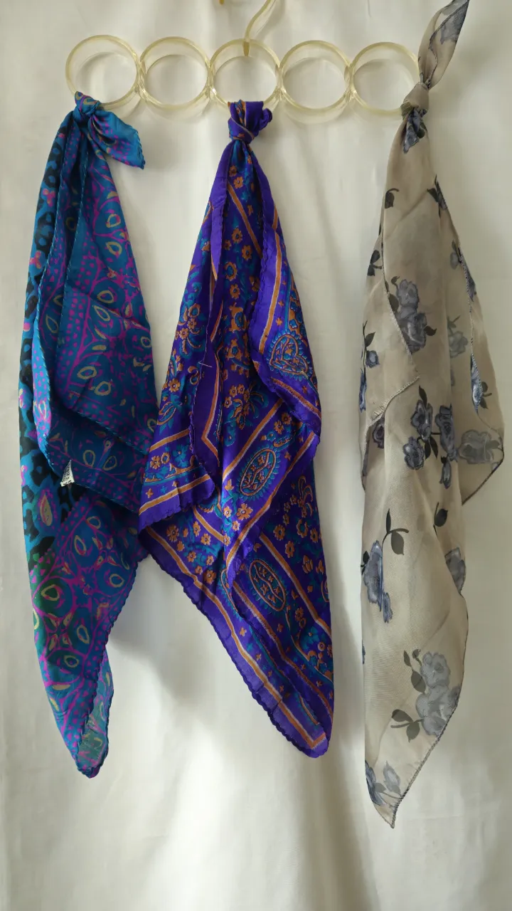 Pañuelos de seda estampados, ideales para complementar cualquier look. Diseño floral y paisley, perfectos para un toque vintage y elegante. 52*52 cm .