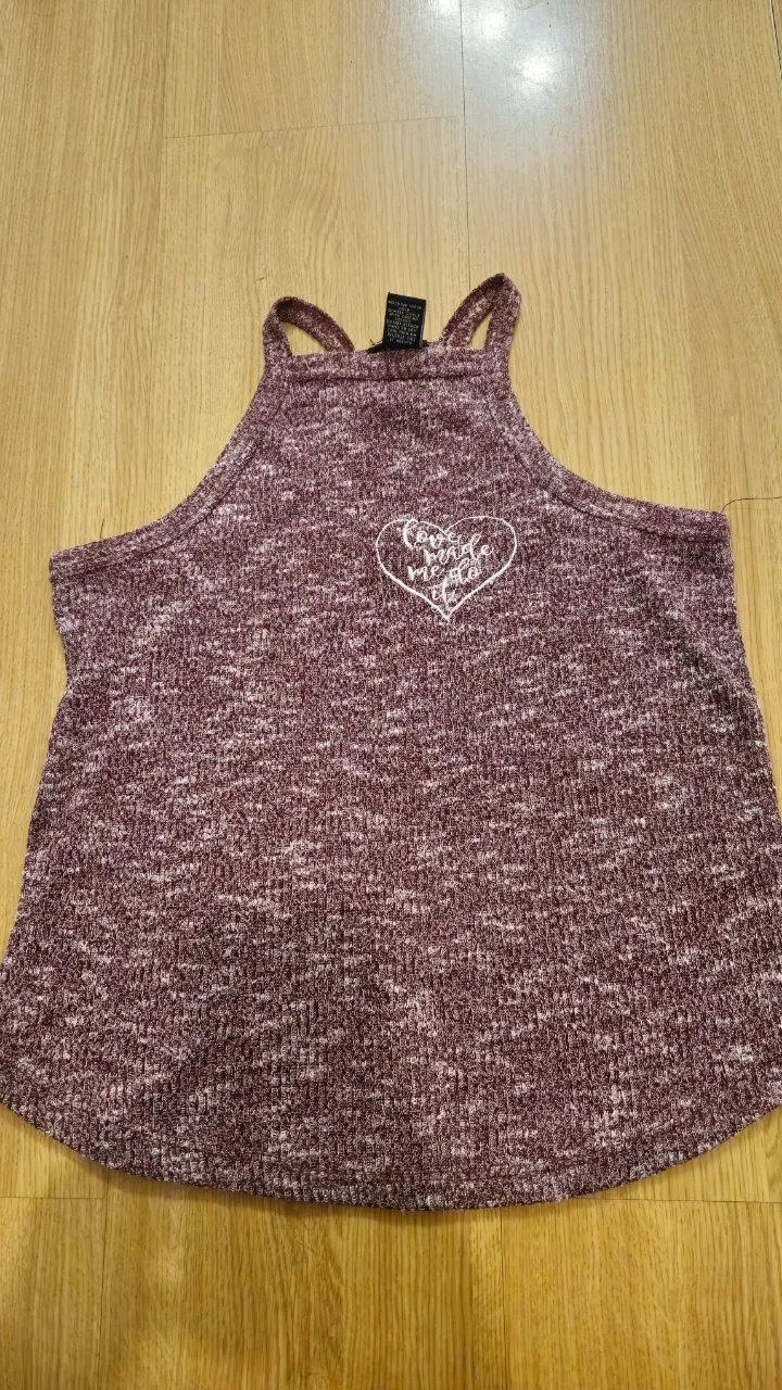 Musculosa de mujer de color borgoña con detalle de corazón bordado. Ideal para un look casual y cómodo.